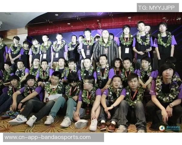 2025铁人荣耀时刻全队齐心协力捧杯共庆冠军荣耀之夜